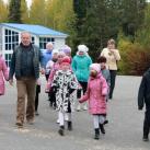 В.Селиверстов проводит детям экскурсию на площадке фестиваля